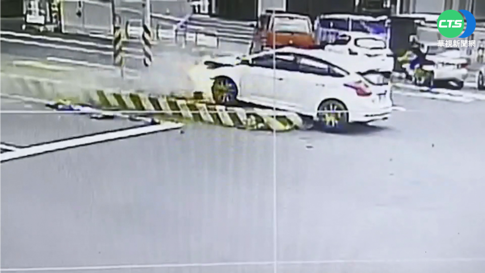 情侶開車爆口角 分神撞安全島"火燒車"