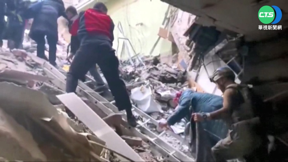 亞速鋼鐵廠平民撤離 裴洛西訪基輔力挺援烏