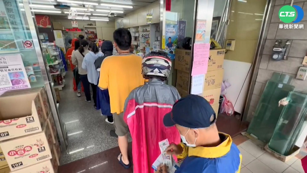 郵務士連假加班配送 民搶嘸快篩怒罵藥師