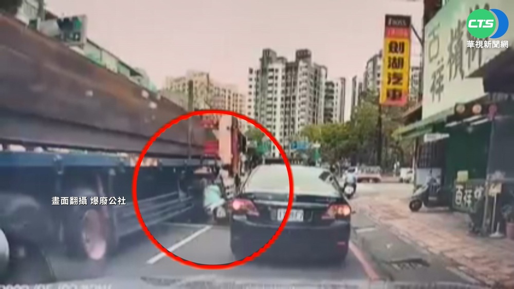 嚇! 女騎士鑽車縫摔車 險遭聯結車輾斃