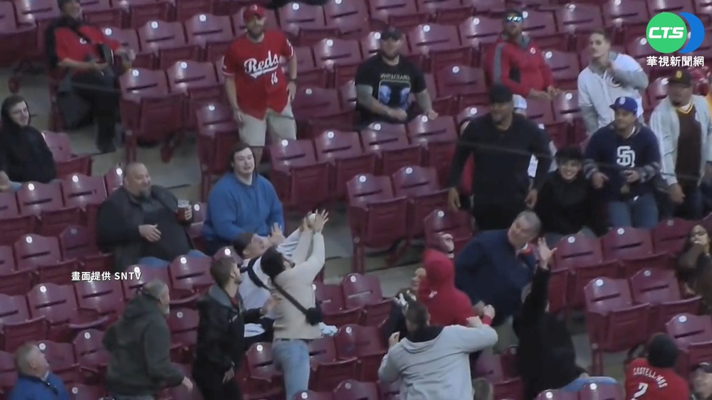 球迷接球釀慘劇! 啤酒整杯灑女伴臉上