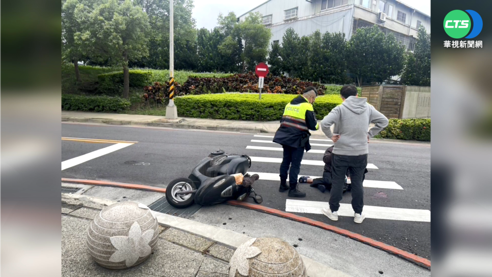 疑超車不當撞騎士 轎車駕駛控號誌擋路