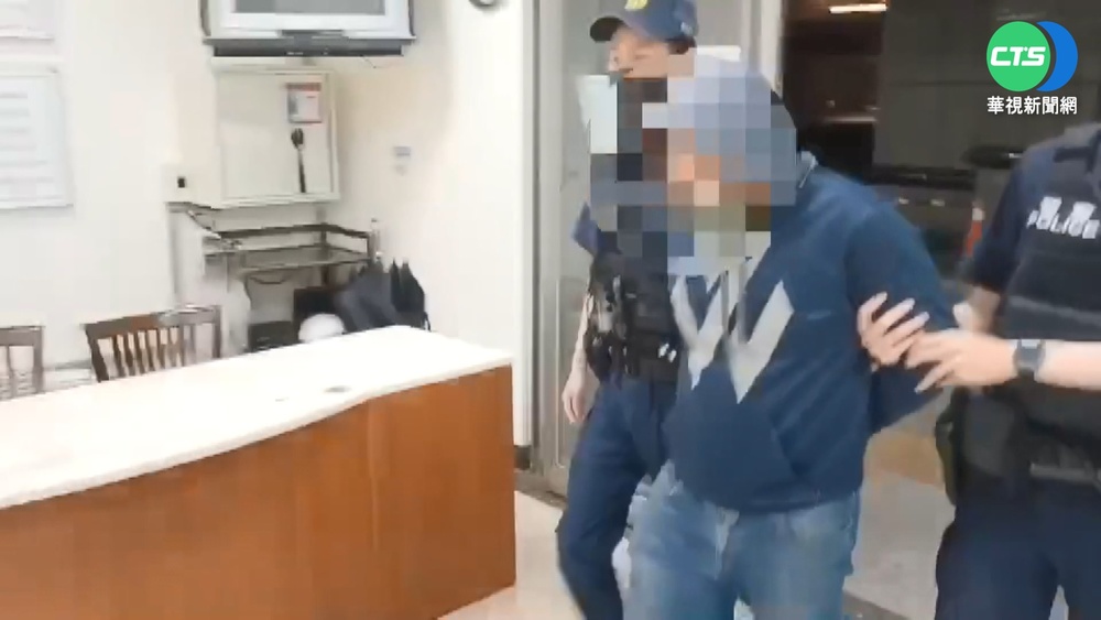 排隊過號買不到快篩 男暴怒拍桌.踹椅