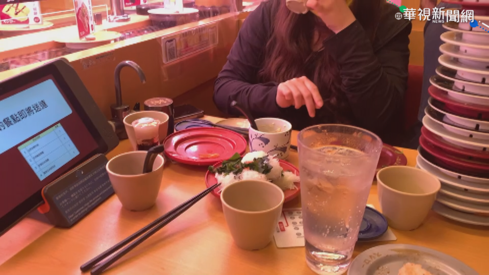 「以為是模型」人母手指戳迴轉壽司 網轟：超沒公德心！