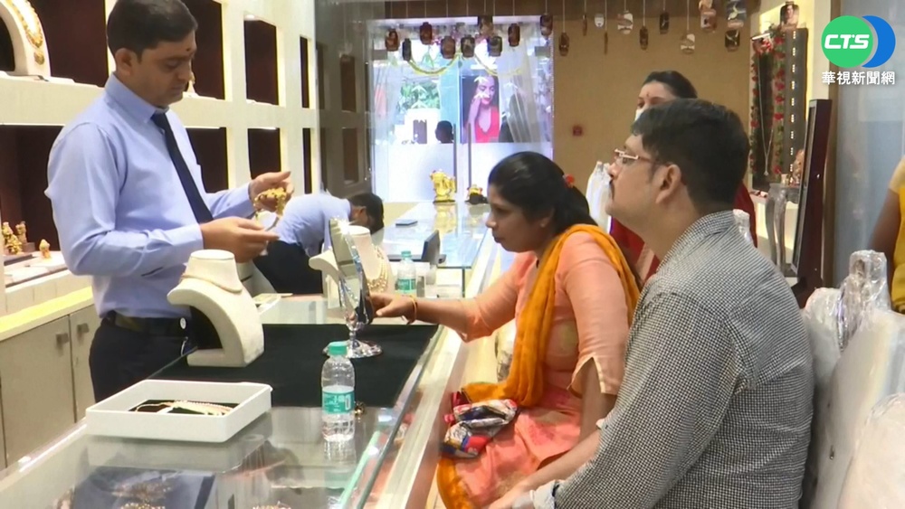 印度佛陀滿月節 "黃金"象徵好運民眾搶買