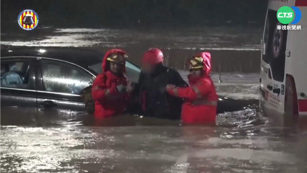 西國瓦倫西亞大雨成災 車泡水中交通大亂