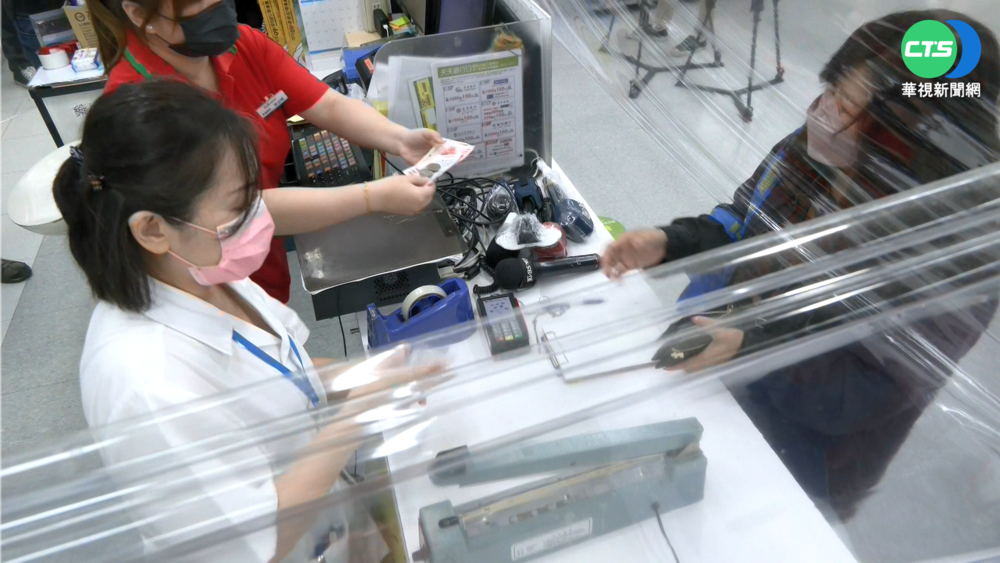 連鎖大賣場開賣快篩 一早湧排隊人潮