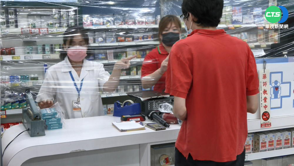 連鎖大賣場開賣快篩 提早2小時湧排隊潮