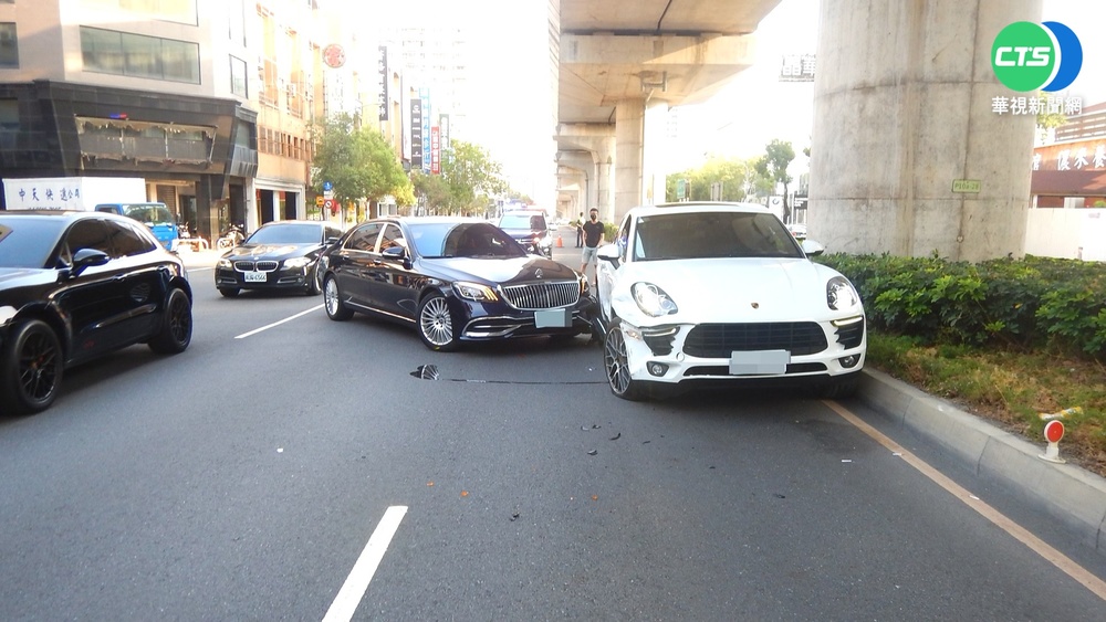 好貴的車禍! "賓士王"邁巴赫撞保時捷Macan