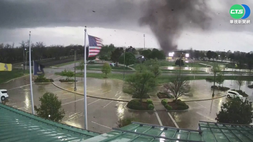 龍捲風襲美國! 掀翻屋頂.農場夷為平地