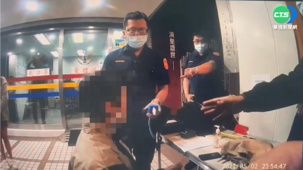 醉男騎車連環撞 還撞倒派出所警用機車