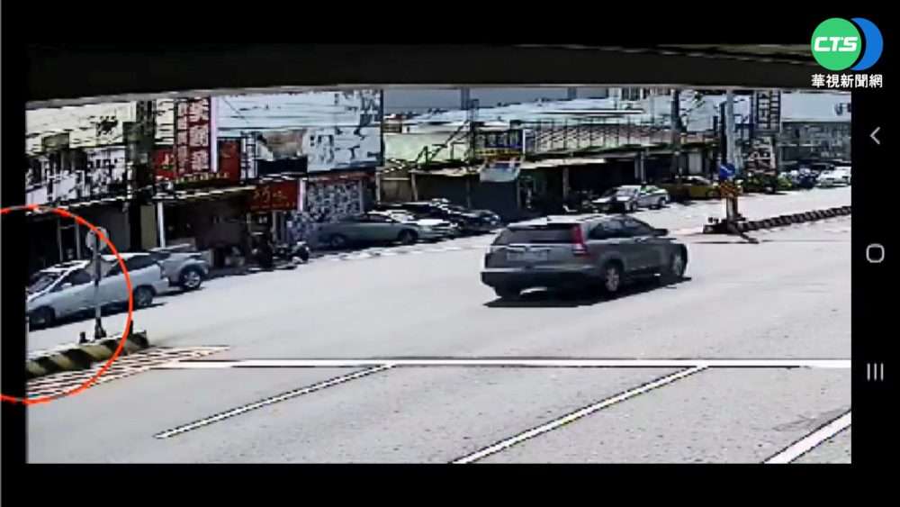 轎車失控撞路邊3車 民宅瓦斯管線也遭殃