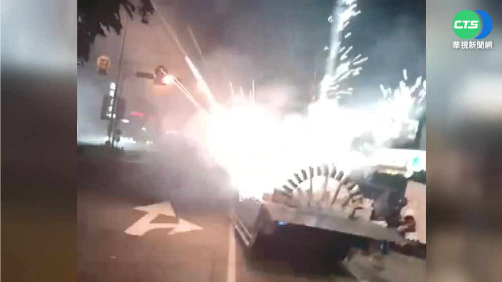 宮廟繞境高空煙火狂炸 警制止爆衝突