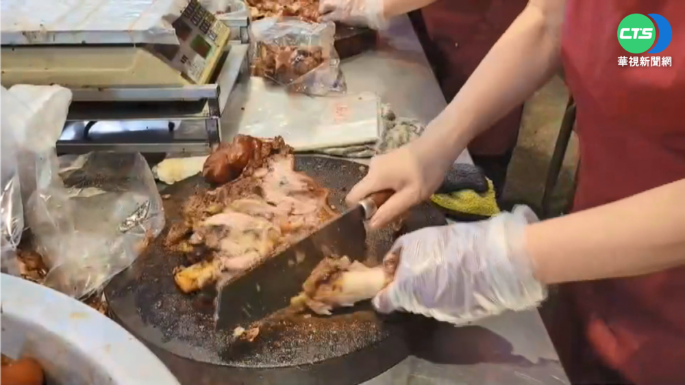 母親節遇疫情燒 萬巒豬腳街外帶人潮多