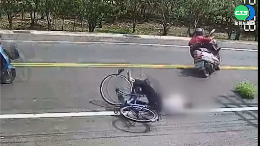 婦人騎車疑恍神 先撞單車衝對向慘摔