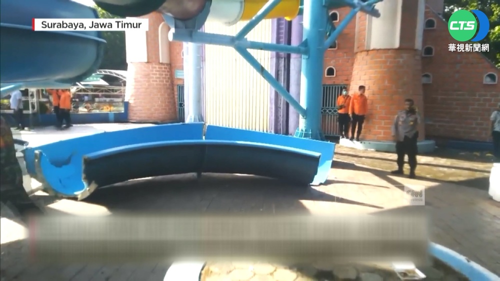 印尼水上樂園意外 10米高滑水道塌17傷