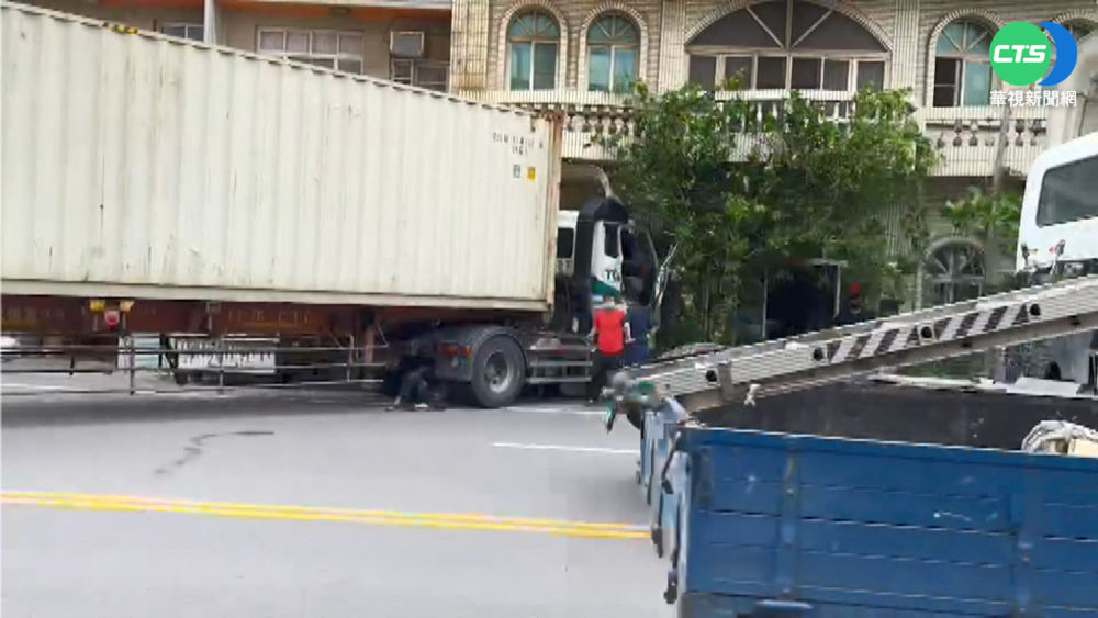貨櫃車疑閃車衝對向民宅 婦驚嚇逃命