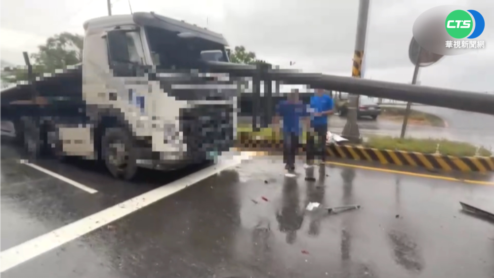 聯結車疑遇雨鐵管滑脫 刺穿前車2人傷