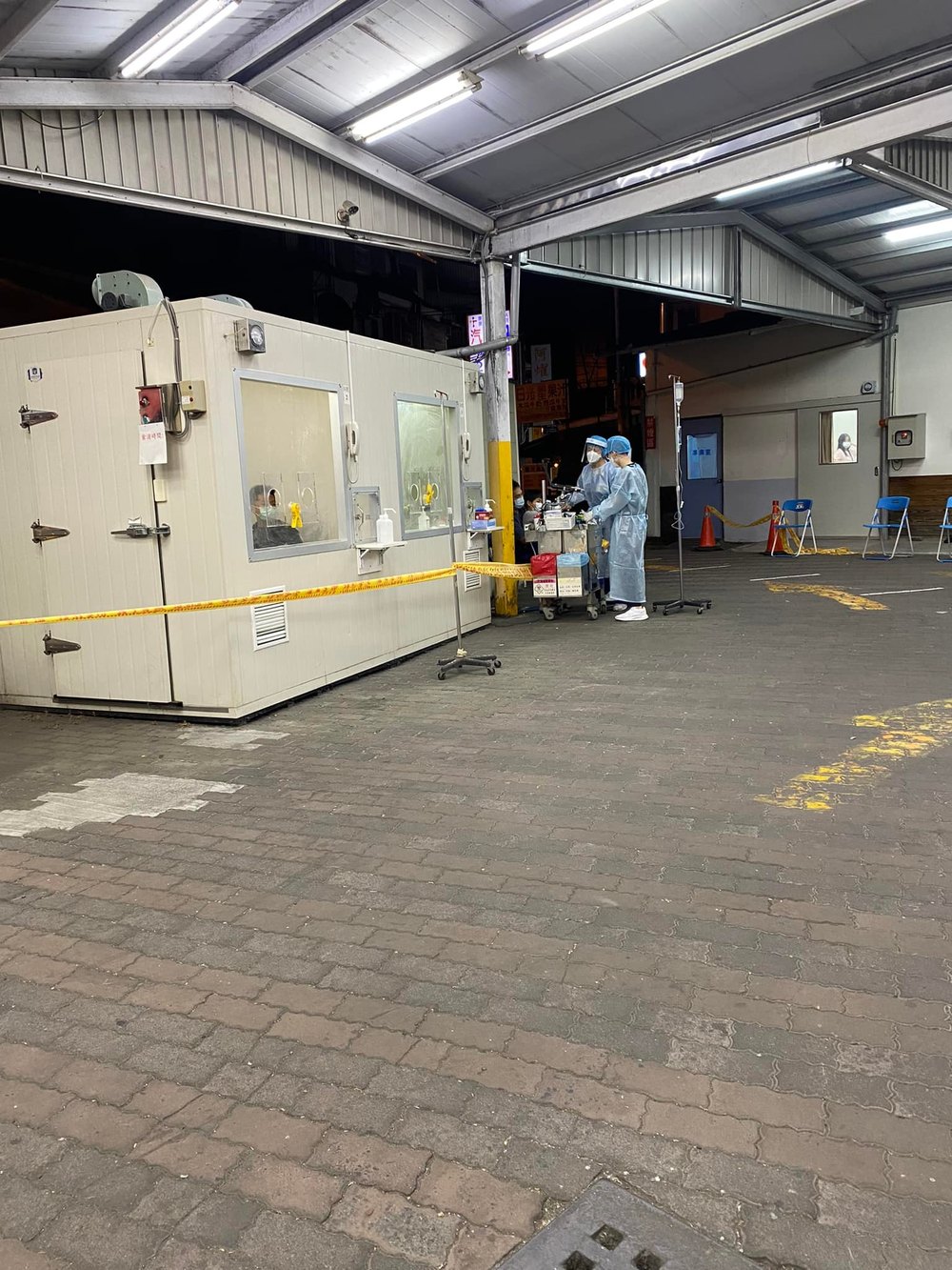 楊女半夜帶孩子去做PCR(翻攝/楊女個人臉書)