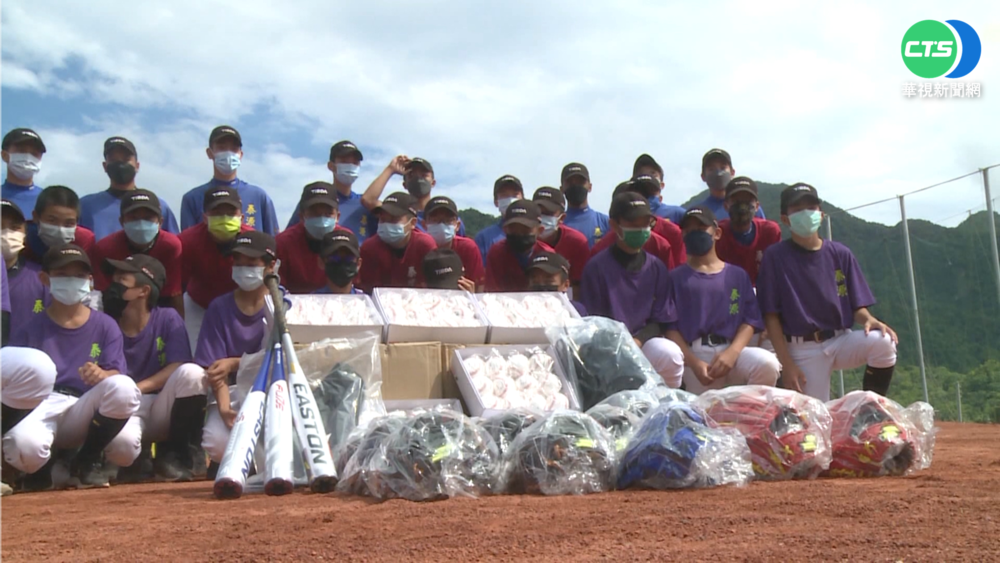 黃甘霖揪林義傑獻愛心 自購球具送偏鄉