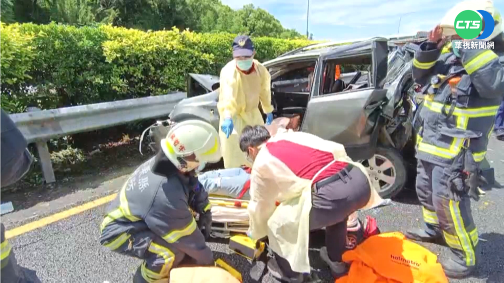 國1轎車相撞 駕駛下車放警示牌遭撞飛