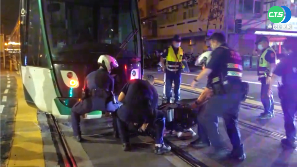 高雄再傳機車闖輕軌! 車頭損毀騎士輕傷