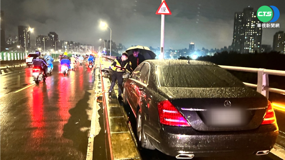 轎車失控衝機車道釀2傷! 福和橋一度塞爆