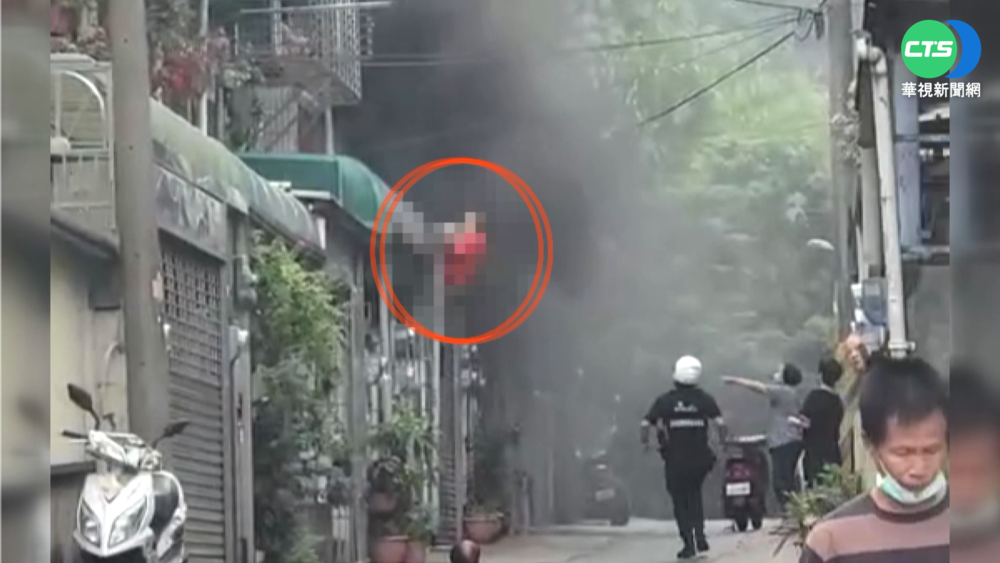 苗栗民宅大火燒2屋 2對母子一度受困