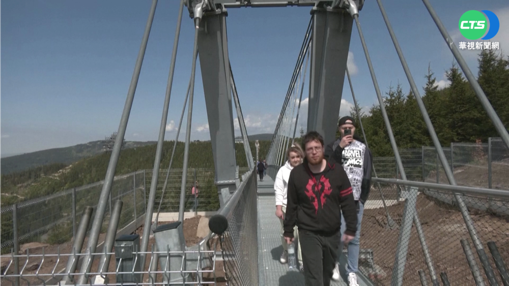 捷克721米吊橋世界最長 31樓高考驗膽量
