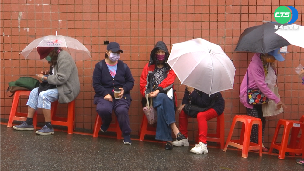 松山慈惠堂發免費快篩劑 民眾排隊冒雨領取