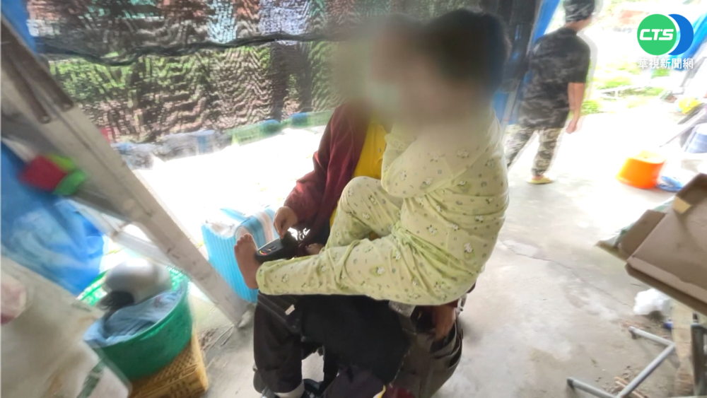 3口家擠鐵皮屋 肌萎爸"開輪椅"載兒上學