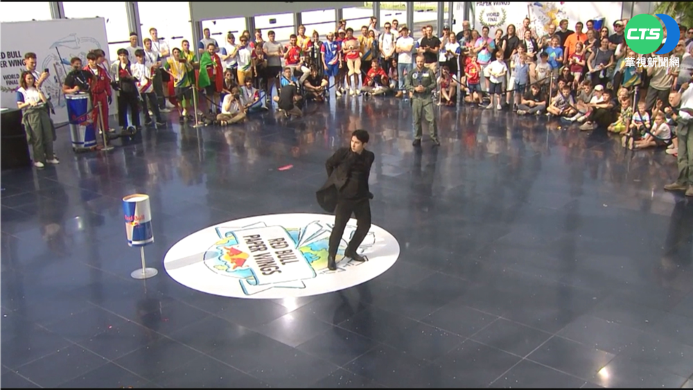 世界紙飛機大賽 台選手結合扯鈴奪亞軍