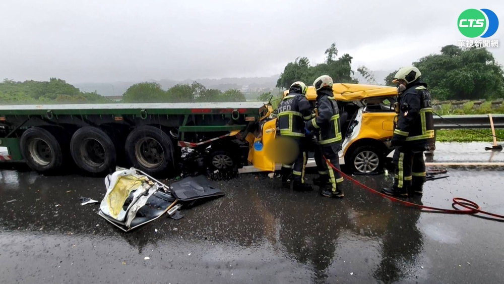 計程車追撞拖板車 車體變形運將身亡