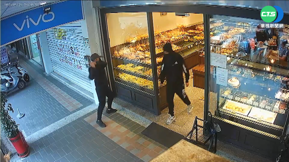 囂張! 1天2次 2黑衣人持棍砸麵包店