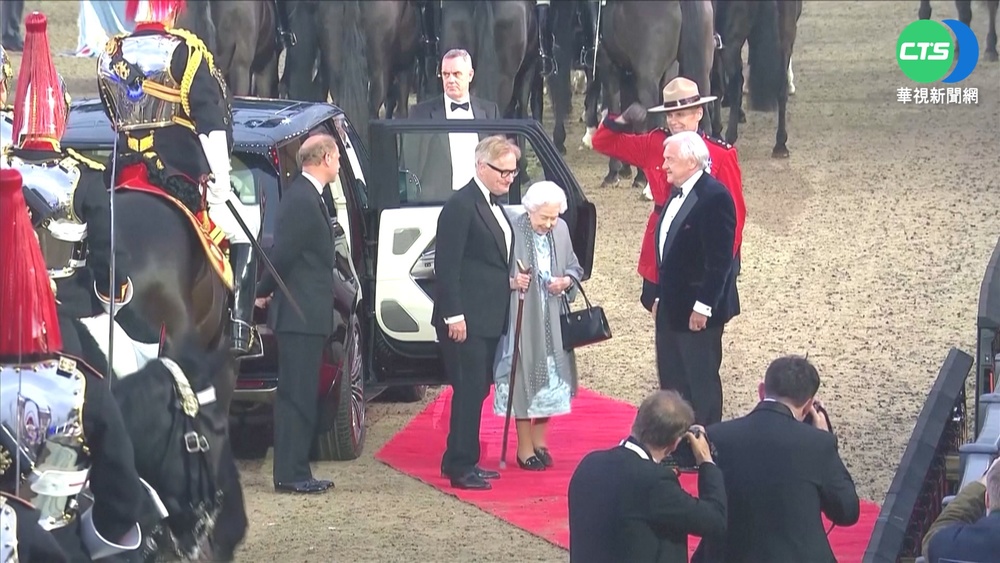 歡慶登基70周年 英女王拄杖現身"白金禧"