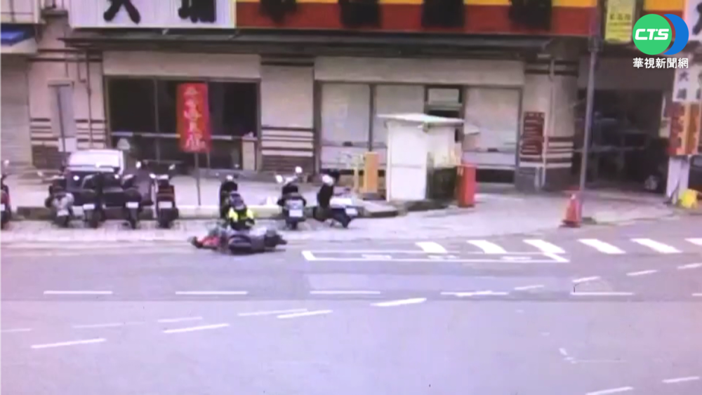 婦機車沒裝後照鏡 拒檢撞警雙雙掛彩