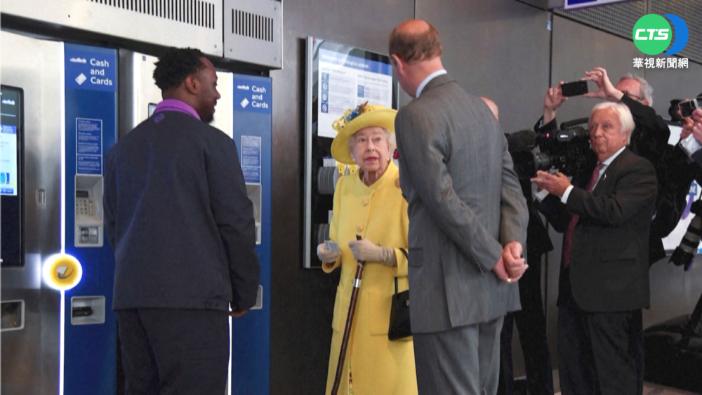 "伊莉莎白線"將通車 女王現身倫敦地鐵