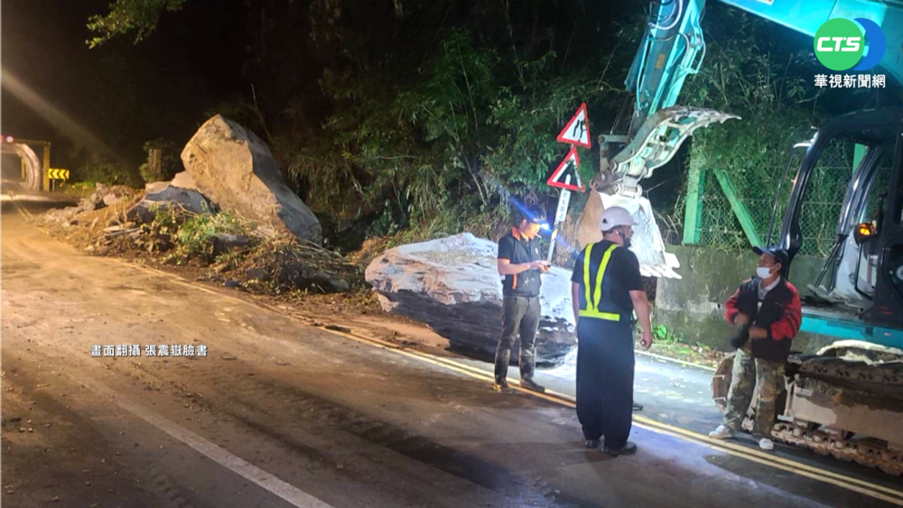 連日雨烏來落巨石堵路 張震嶽直播"卡關"