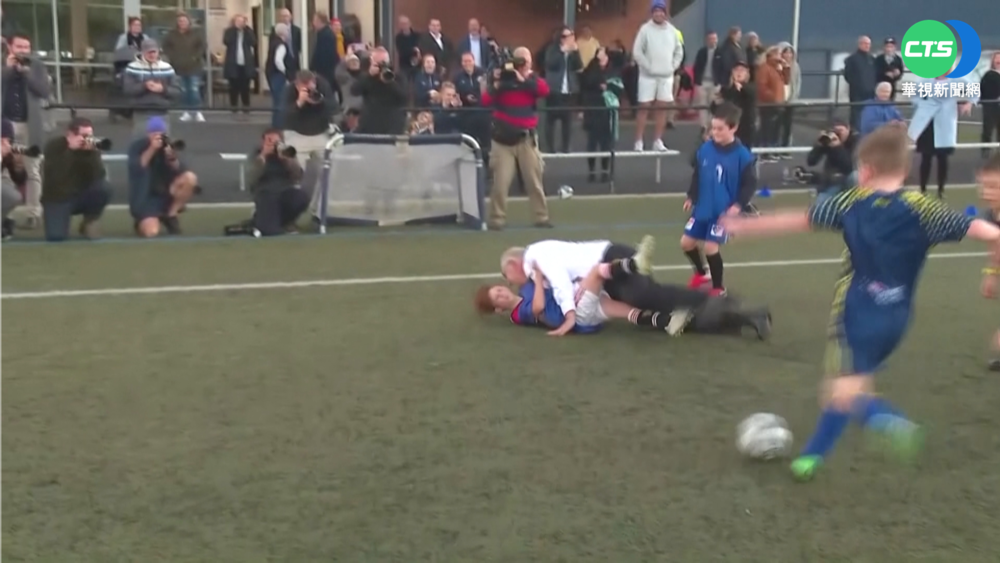 澳總理力拚連任 參加足球賽意外撲倒男童
