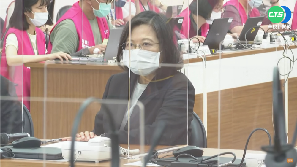 訪新竹居家關懷中心 總統慰勉防疫人員