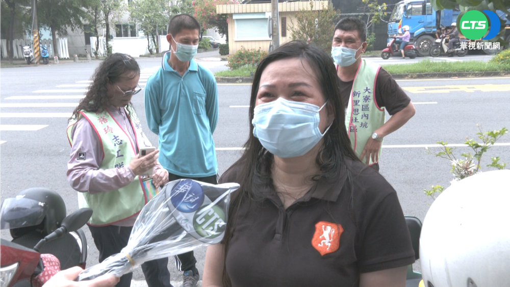 雨衣.安全帽當防護裝 愛心志工組送餐隊