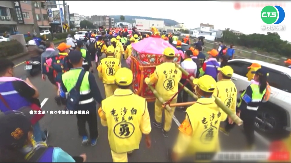 思考走哪條路? 白沙屯媽祖起駕停頓5分鐘
