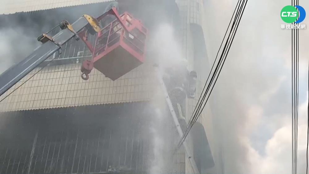 高雄民宅火警母子困3樓! 男童站陽台呼救