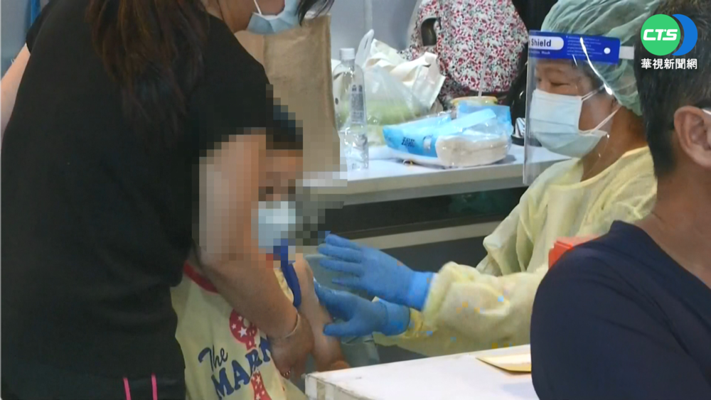 憂染疫!急打莫德納兒童疫苗 家長排長龍