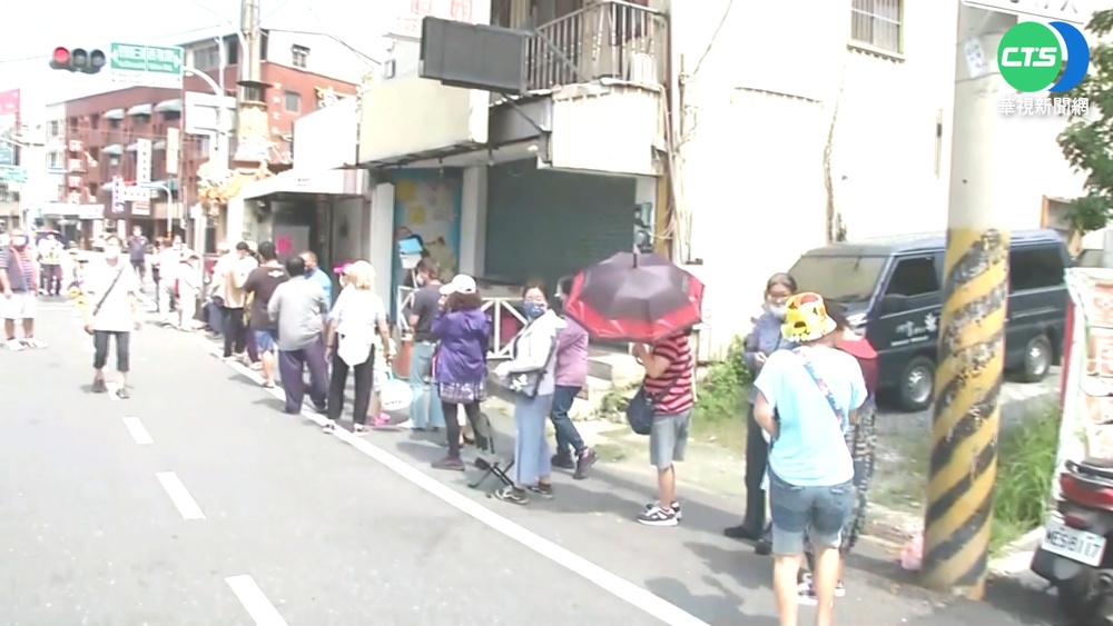 千份愛心防疫包免費發 廟宇一早湧人潮