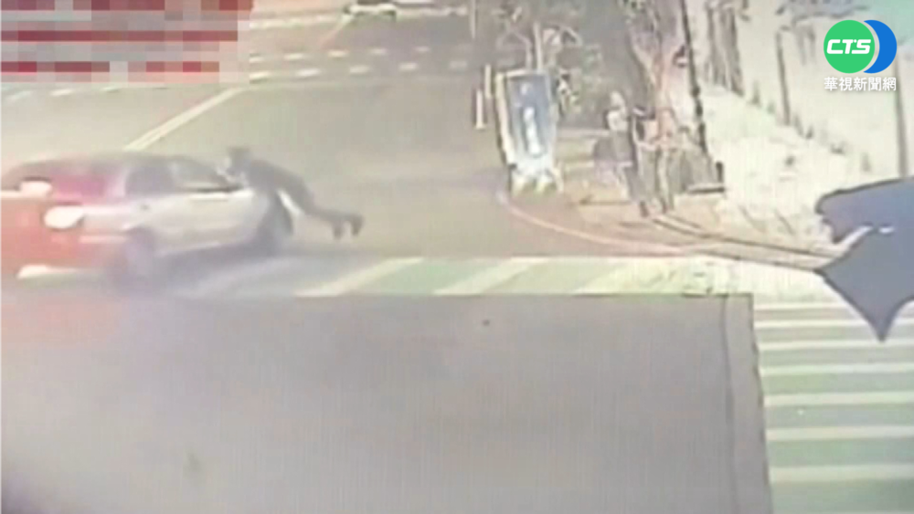 男為挽回前女友約出遊 巧遇情敵遭開車怒撞