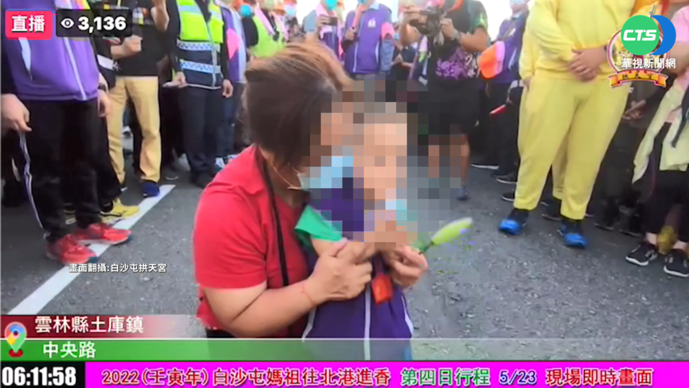 "粉紅超跑"禮讓救護車 香燈腳:媽祖慈悲