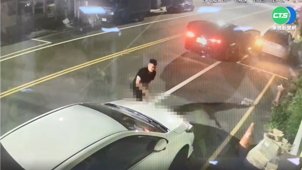 向前女友討錢遭拒 男子持鐮刀怒砸車