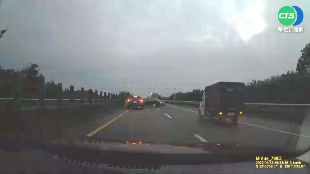 扯! 台南觀夕平台前表演"甩尾" 險撞人車