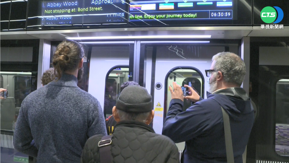 倫敦民眾冒雨排隊 搶搭地鐵"伊莉莎白線"
